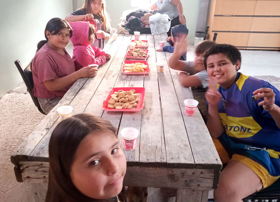 Niños y niñas en el comedor de La Nona